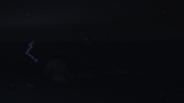Un éclair zèbre l'horizon dans l'orage lointain